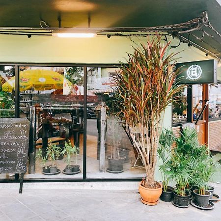 Oasis Cafe And Nap Hostel Bangkok Exterior photo