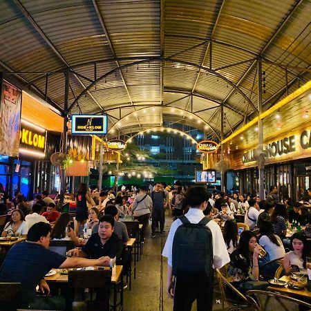Oasis Cafe And Nap Hostel Bangkok Exterior photo
