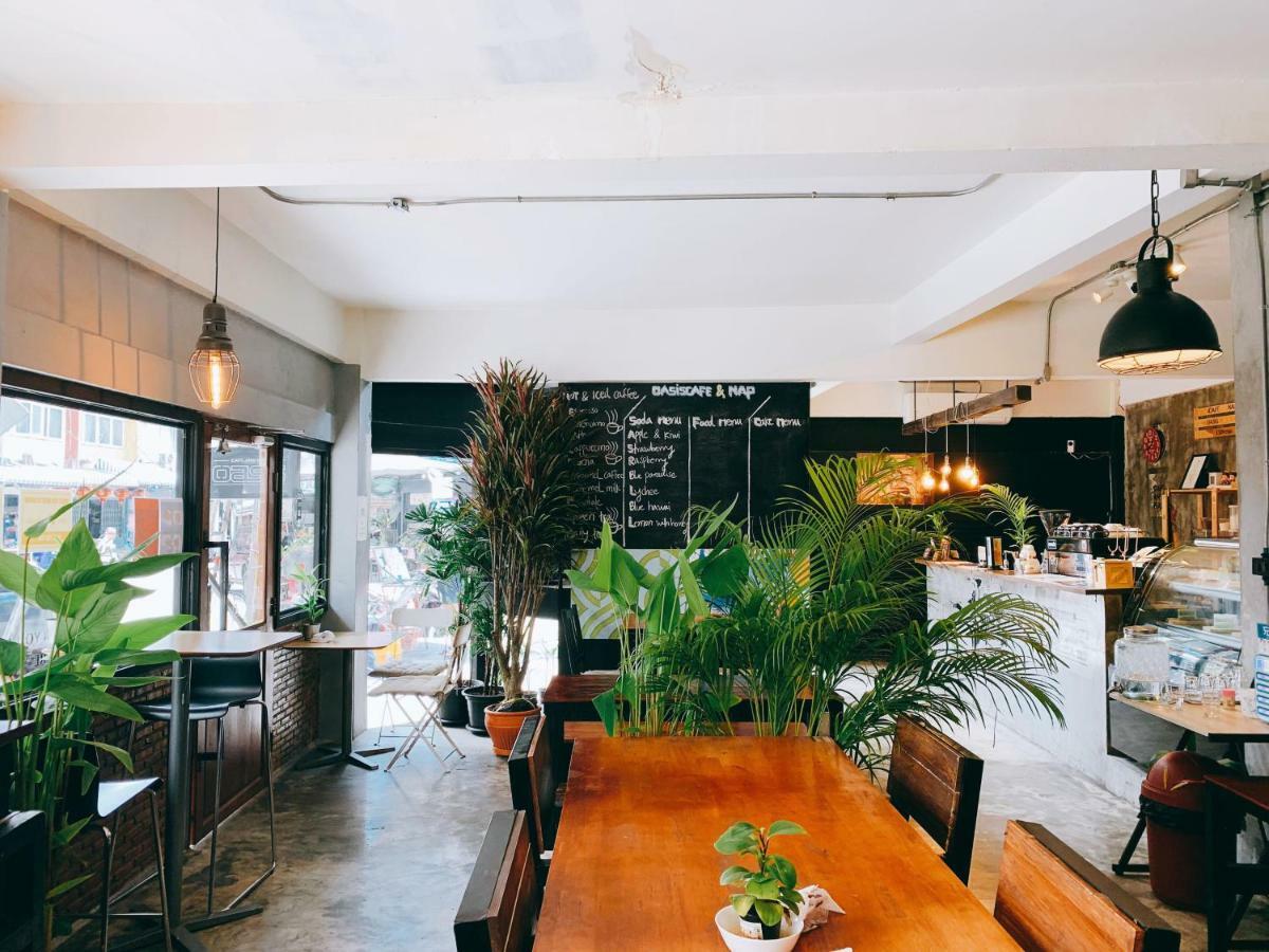 Oasis Cafe And Nap Hostel Bangkok Exterior photo