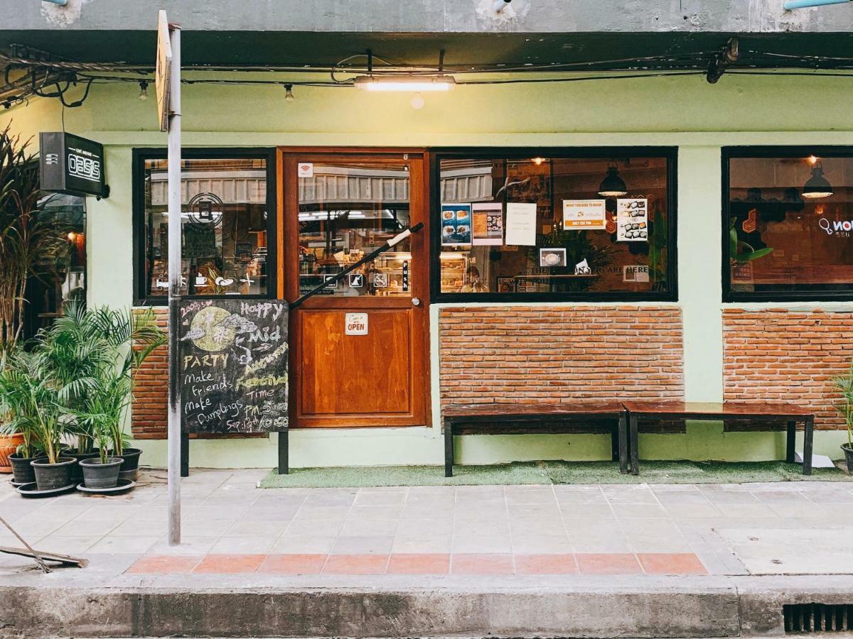 Oasis Cafe And Nap Hostel Bangkok Exterior photo