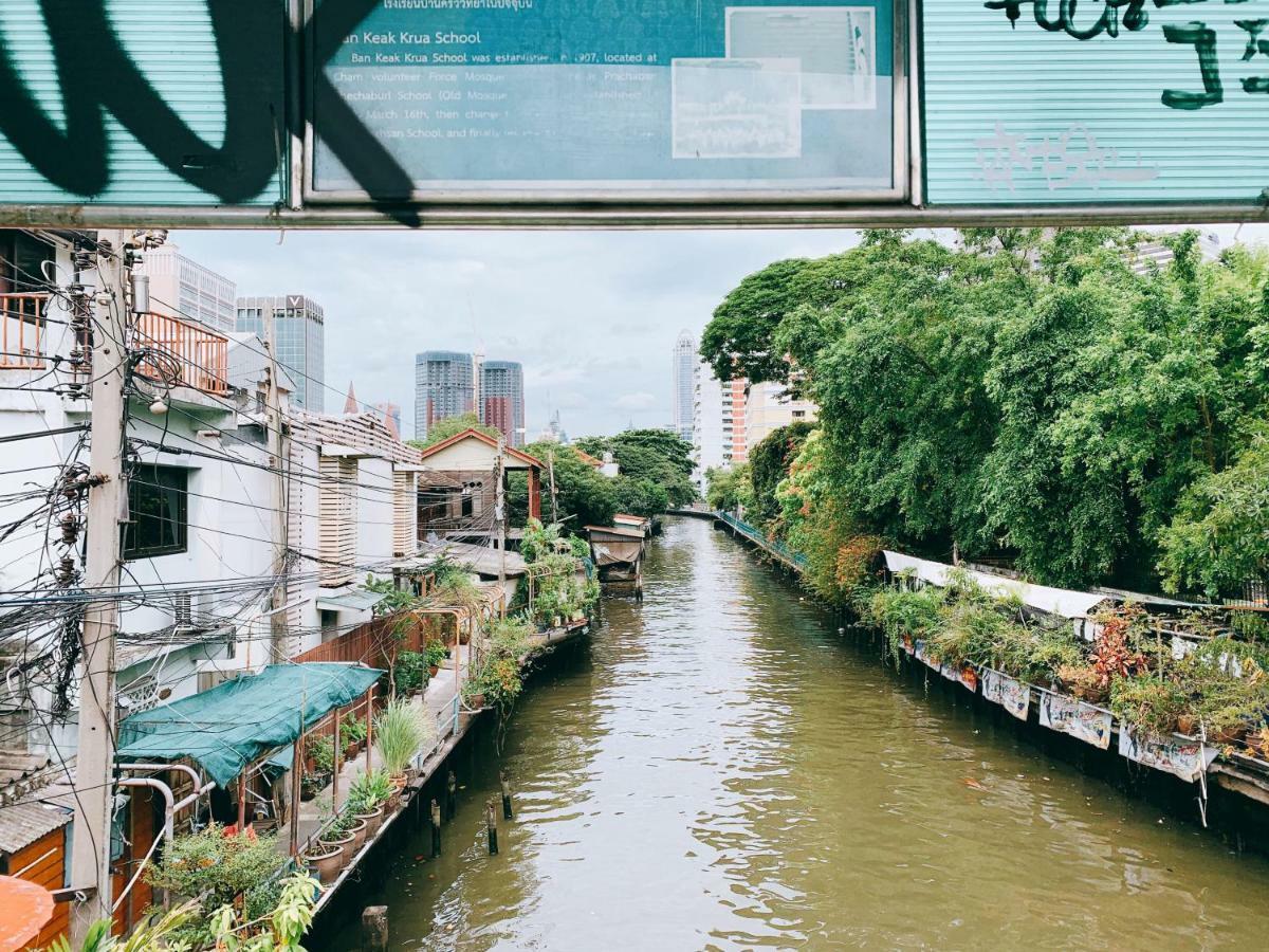 Oasis Cafe And Nap Hostel Bangkok Exterior photo