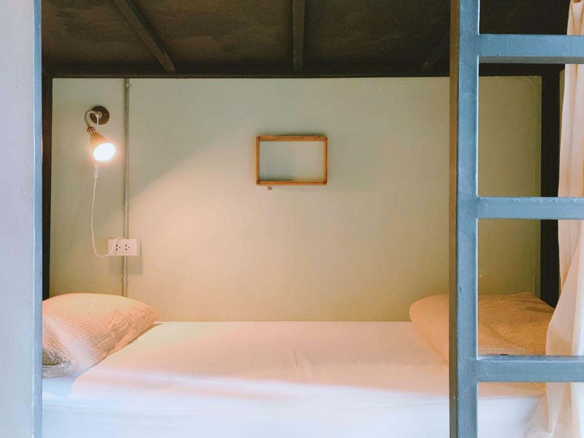 Oasis Cafe And Nap Hostel Bangkok Exterior photo