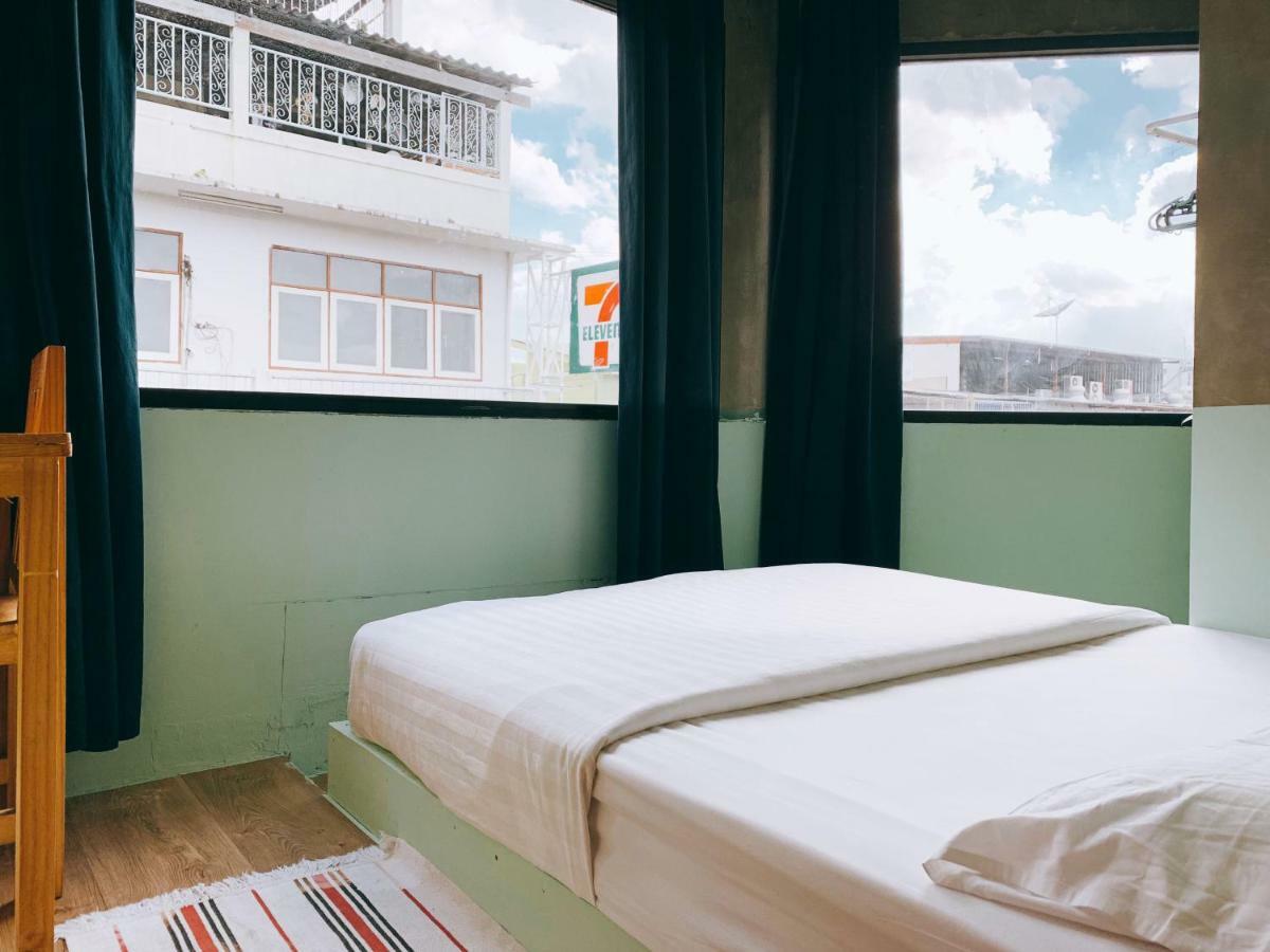 Oasis Cafe And Nap Hostel Bangkok Exterior photo