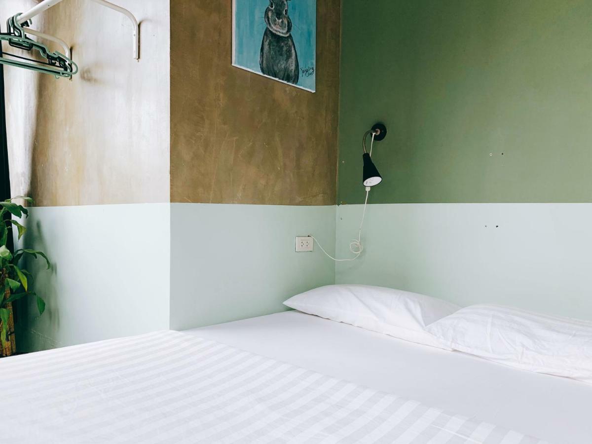 Oasis Cafe And Nap Hostel Bangkok Exterior photo