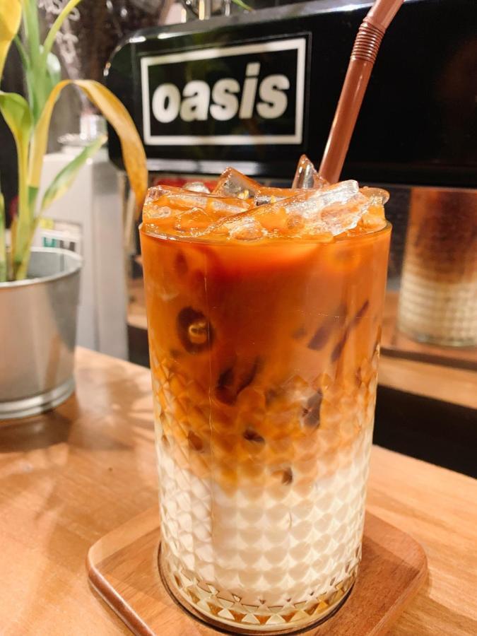 Oasis Cafe And Nap Hostel Bangkok Exterior photo