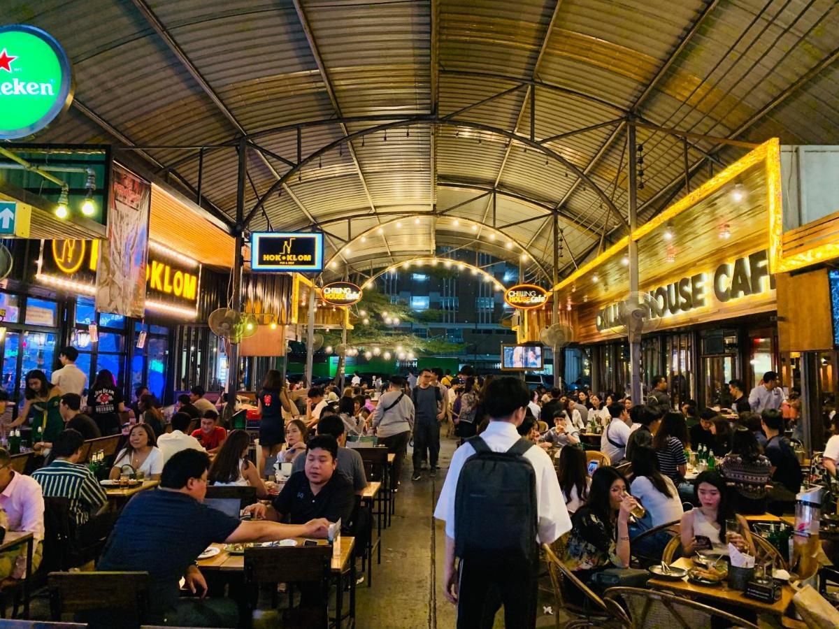 Oasis Cafe And Nap Hostel Bangkok Exterior photo